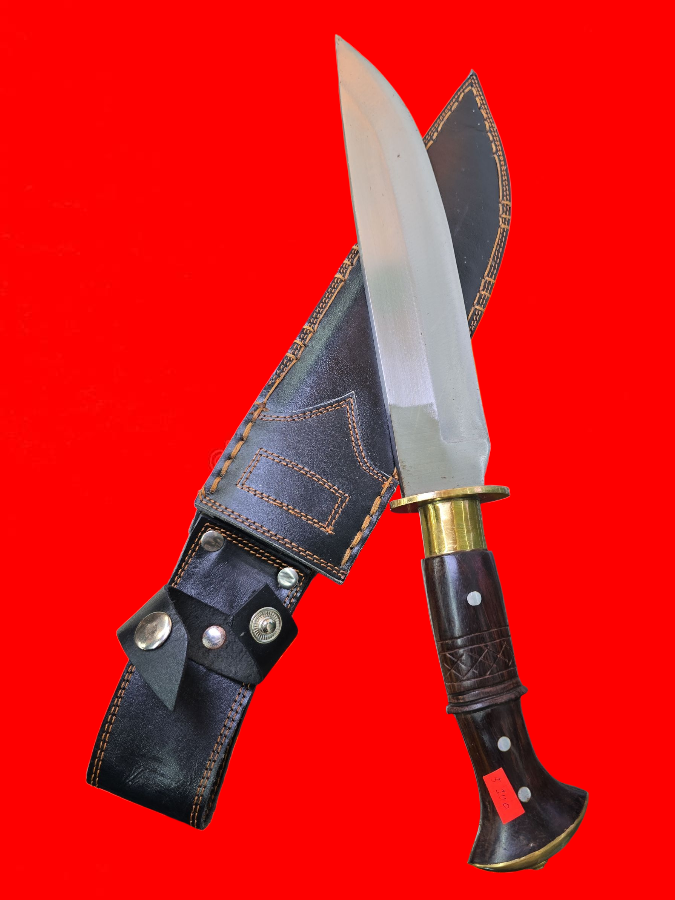 handcrafted knife (Dau)